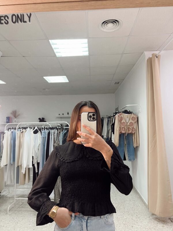 CAMISA CUELLO NEGRA
