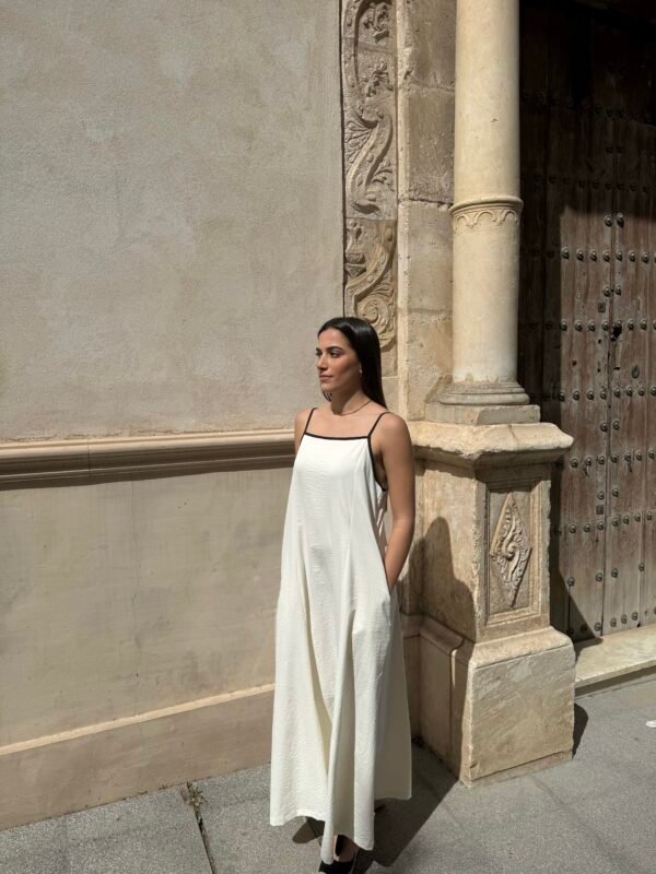 VESTIDO BEIGE DETALLE NEGRO